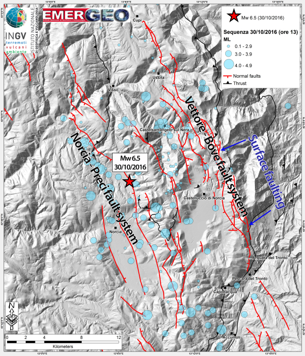 Rappresentazione semplificata della struttura geologica con le faglie - INGV - In questa mappa vengono rappresentati gli epicentri dei terremoti del 30 ottobre 2016 (sismicità aggiornata alle ore 13.00). La scossa di magnitudo 6.5 del 30 ottobre alle 07:40 è indicata con una stella rossa. Gli epicentri occupano un’area estesa circa 30 km in direzione NO-SE e circa 18 km in direzione NE-SO. Vengono inoltre indicate le prime segnalazioni di fagliazione superficiale (area evidenziata in blu).