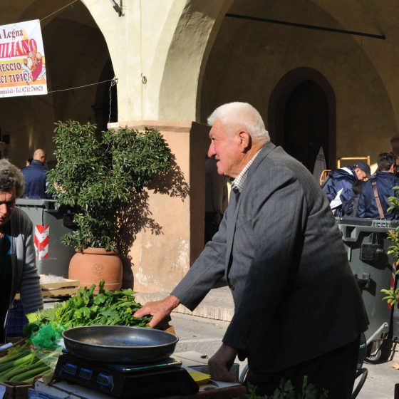 Mostra mercato del Sedano nero - Sagra del Sedano nero e della Salsiccia - un produttore di sedano nero di Trevi, Orti delle Canapine