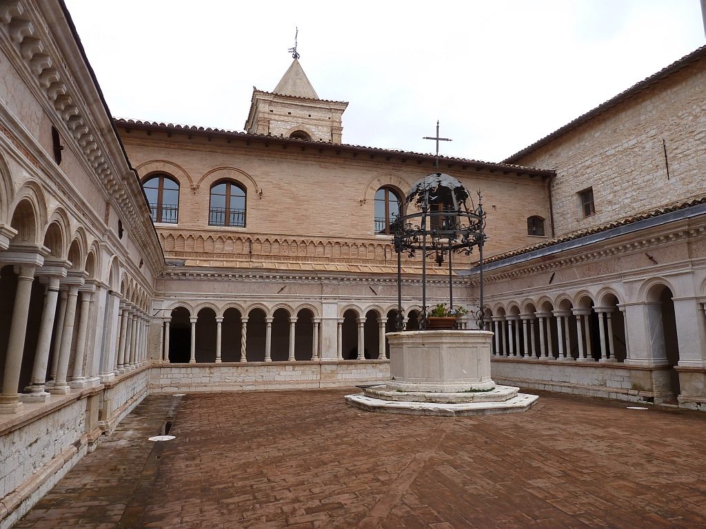 Abbazia di Sassovivo, il chiostro. Foligno