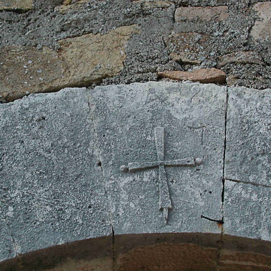 Ponze, chiesa di San Lorenzo, particolare del sovrapportale