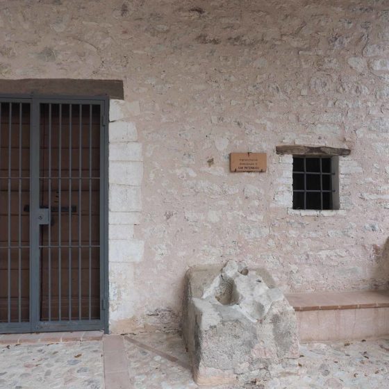 Eremo di San Paterniano, porticato con la pietra recante, secondo la tradizione locale, le 'impronte' del Santo