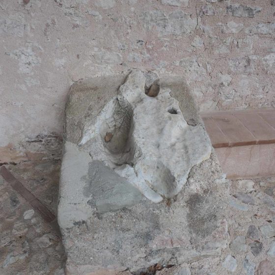 Eremo di San Paterniano, la pietra recante, secondo la tradizione locale, le 'impronte' del Santo