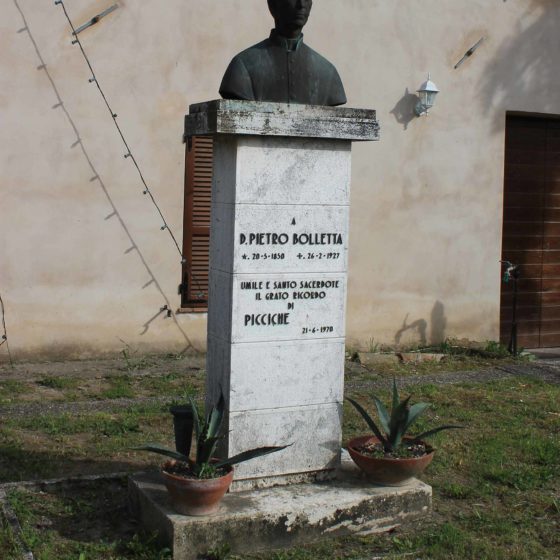 Trevi, Picciche, monumento a don Pietro Bolletta