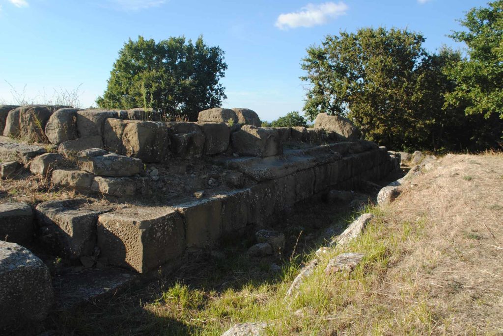 Cannara, Collemancio, Urvinum Hortense, visione laterale dei resti del tempio