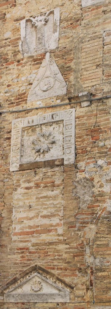 Montefalco, Palazzo Schiavoni, urnette romane
