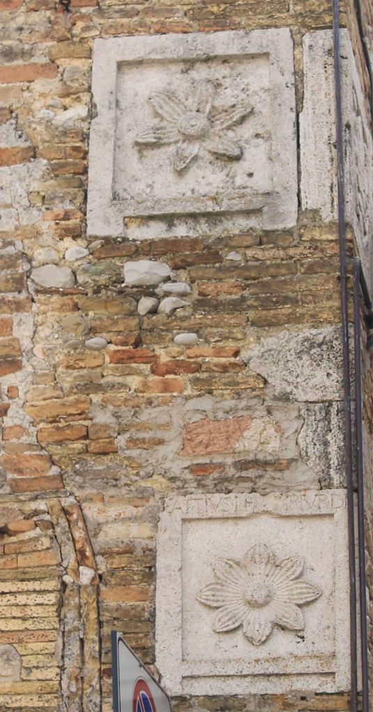 Montefalco, Palazzo Schiavoni, urnette romane