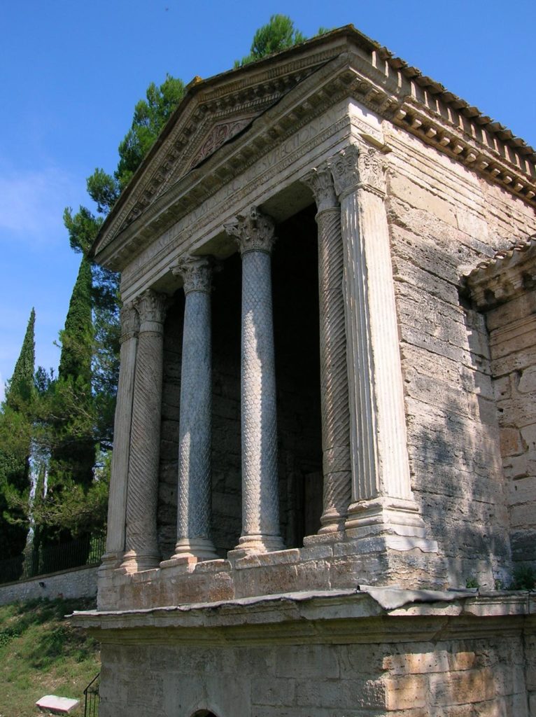 Campello sul Clitunno, Tempietto sul Clitunno, facciata