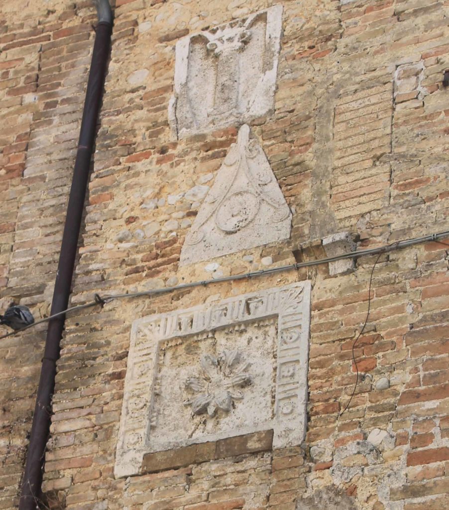 Montefalco, Palazzo Schiavoni, urnette romane