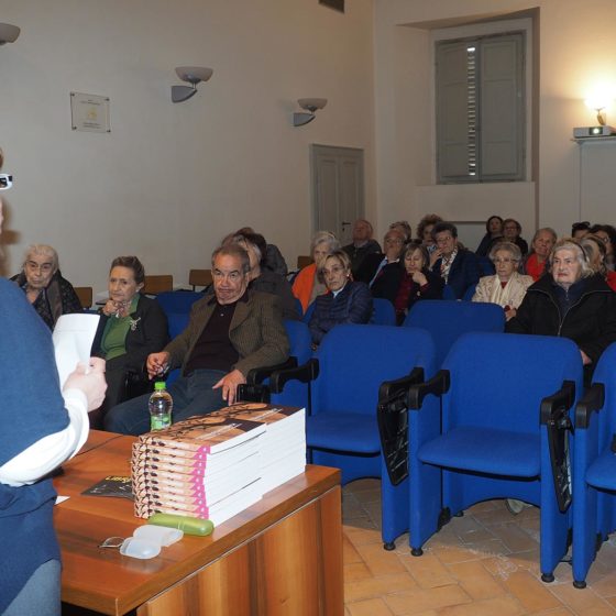 4 maggio 2016, presentazione del volume 'Patriarchi Verdi. Itinerari in Valle Umbra', Foligno, biblioteca Jacobilli (Lucia Bertoglio illustra la conferenza al pubblico in sala)