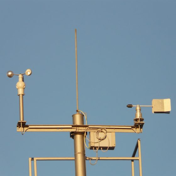 Una stazione metereologica con anemometro