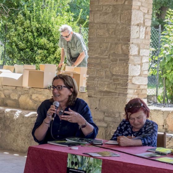 FESTA DI SAN GIOVANNI, 23 GIUGNO 2018, PRESENTAZIONE VOLUME 'IL NERO DI TREVI' (ANGELA CANALE, ALLA DX RAPPRESENTANTE SLOW FOOD UMBRIA, STEFANIA MOCCOLI) [FOTO GIAMPAOLO FILIPPUCCI - ARCHIVIO MONTAGNEAPERTE]