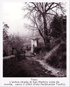 Trevi. L'antica strada di San Martino vista da monte,  verso il 1960 (Foto Ferdinando Turchi).